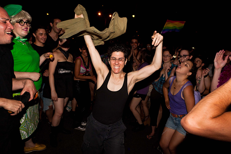 Illustration for article titled New Yorkers Take to the Streets to Celebrate Gay Marriage Vote